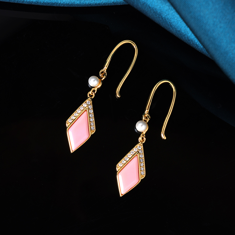 Minimalist Natural Queen Conch Diamond Earrings | Elegant Style 