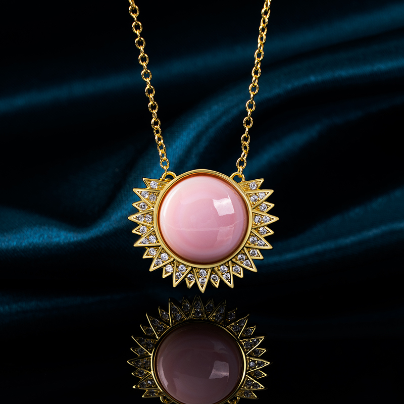 French Elegance Round Conch Pendant | Eye of the Sun