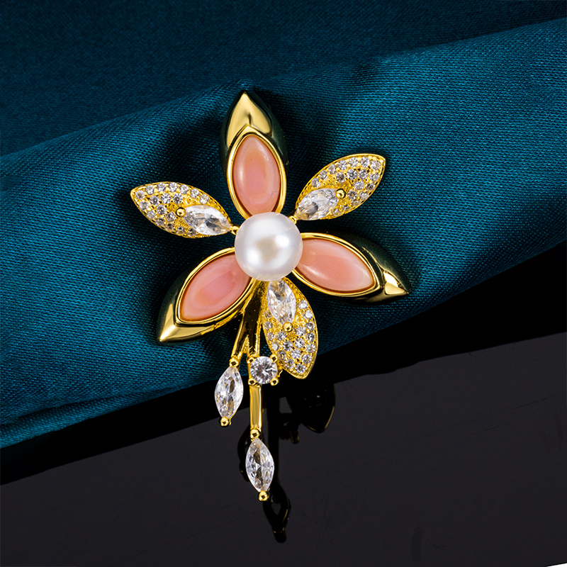 Exquisite Queen Conch Crystal Brooch