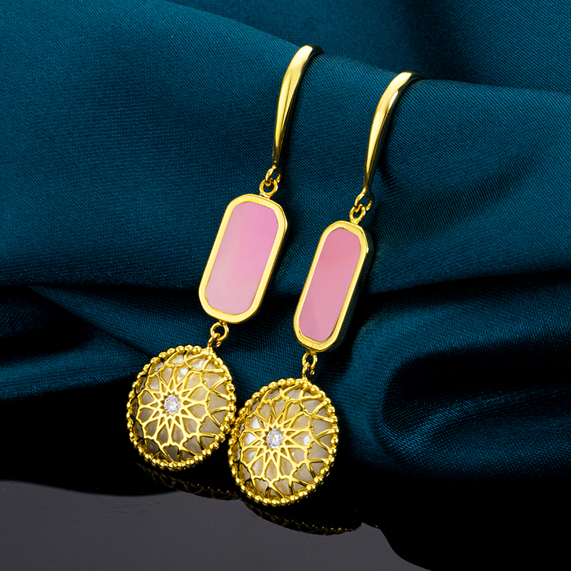 Vintage Royal Court Natural Queen Conch Earrings