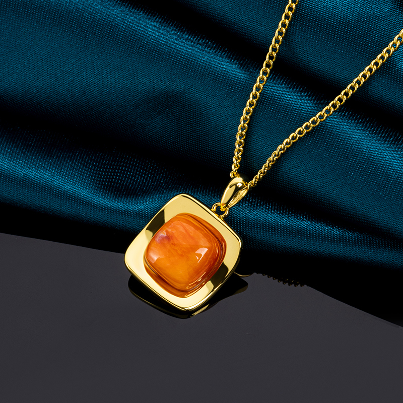 Minimalist Square Spiny Oyster Necklace - 18K Gold Plated Collarbone Chain with Hypoallergenic Finish