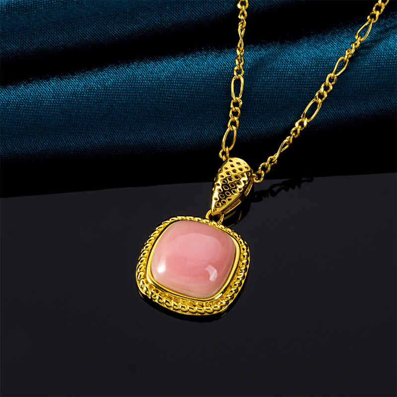 French Vintage Queen Conch Shell Oval Necklace 