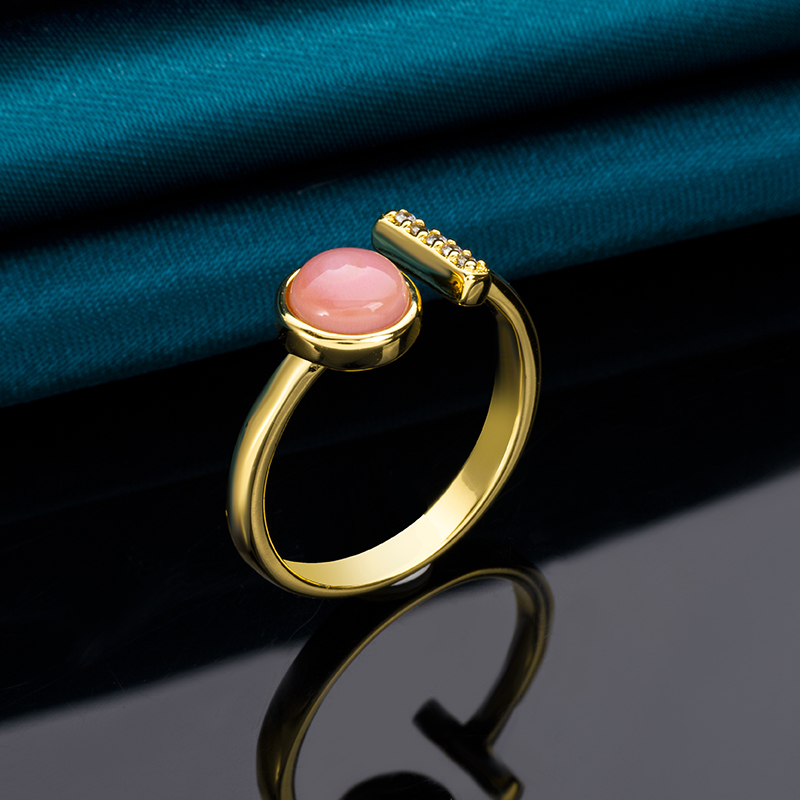 Natural Queen Conch Bar Circle Ring