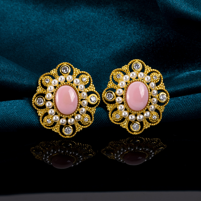 Natural Queen Conch Oval Studs - Antique Royal Style