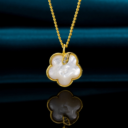 Chic MOP Blossom Necklace - Natural & Modern