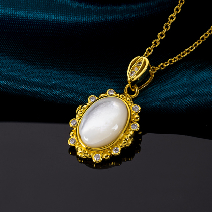 Elegant Oval Natural Mother Pearl Necklace