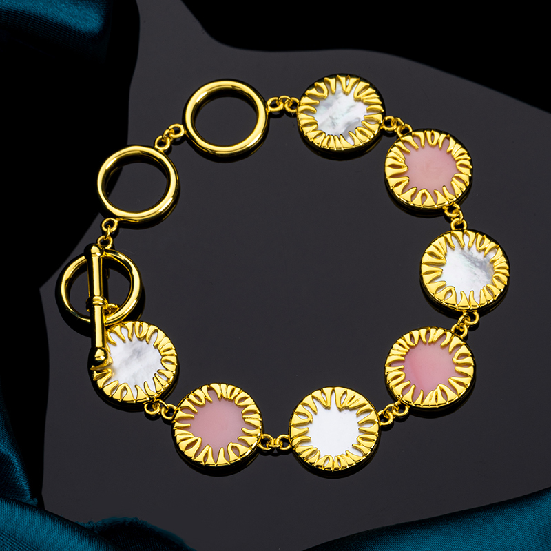 Queen Conch &Mother of Pearl Round Bracelet OT Clasp