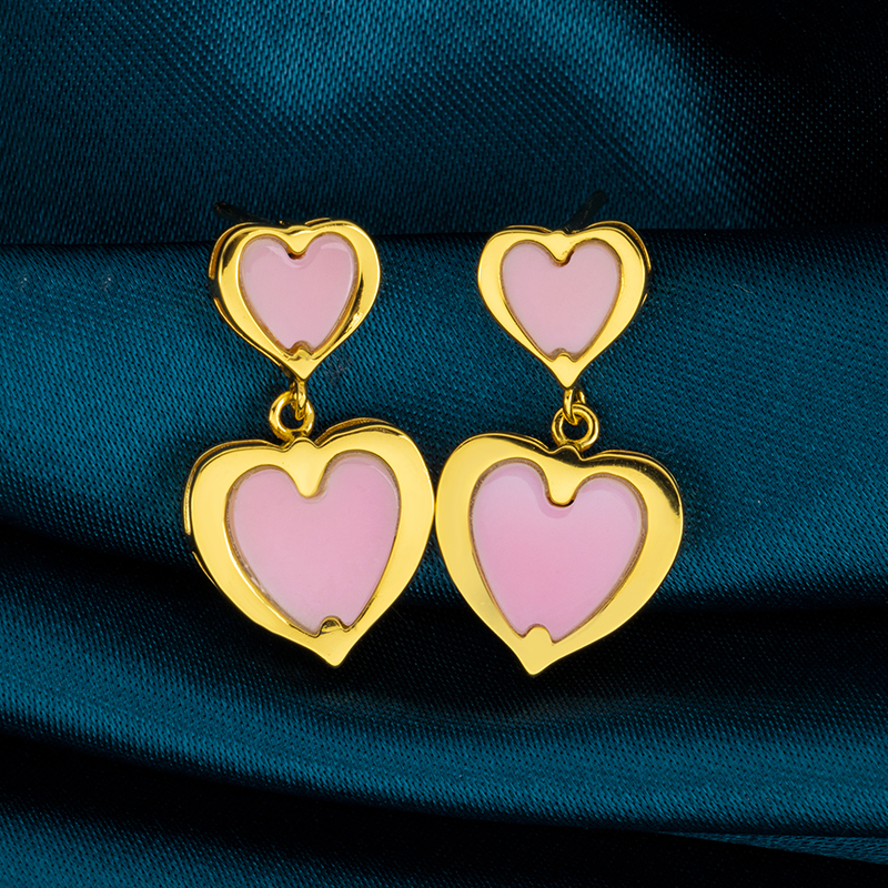 Sweet Interlocking Hearts Conch Studs