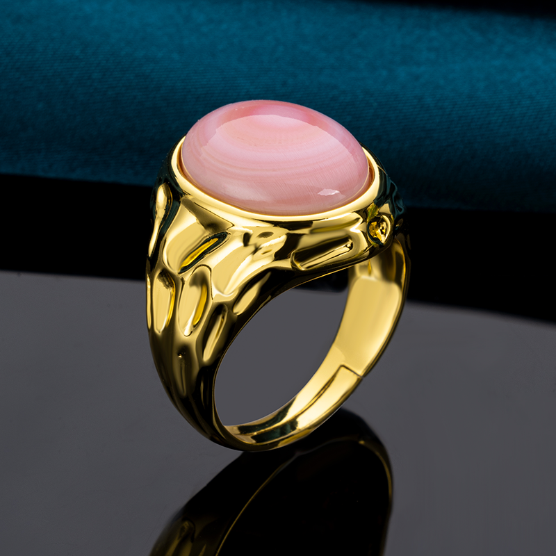 Oval Queen Conch Ring - Textured Hammered Elegance