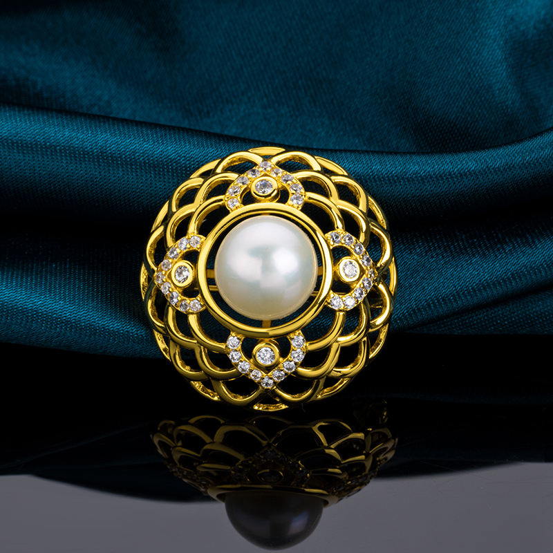 French Elegance Pearl Brooch: 18K Gold Plated