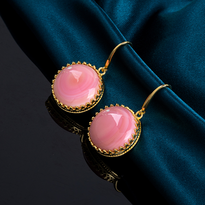 Natural Queen Conch Round Earrings with Royal Crown Design
