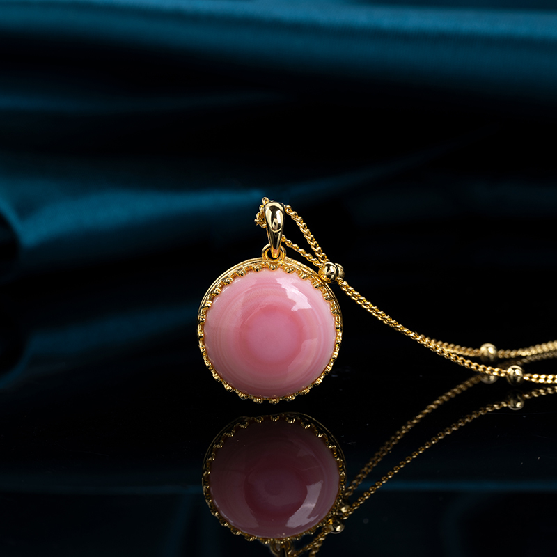 Girly Pink Queen Conch Round Necklace | XL Crown Pendant