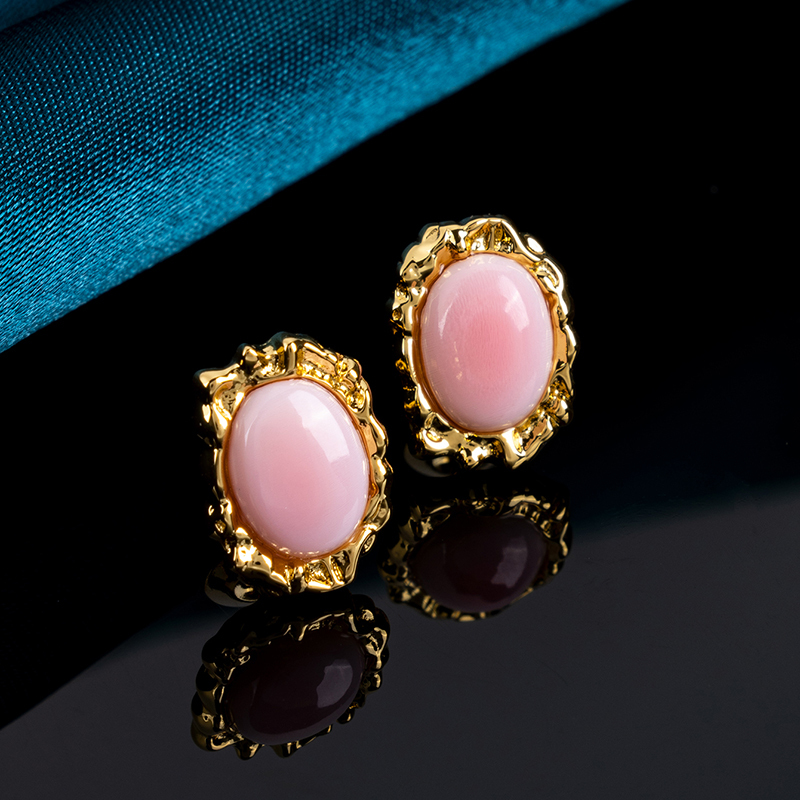 Natural Queen Conch Petite Oval Studs | Lava Texture