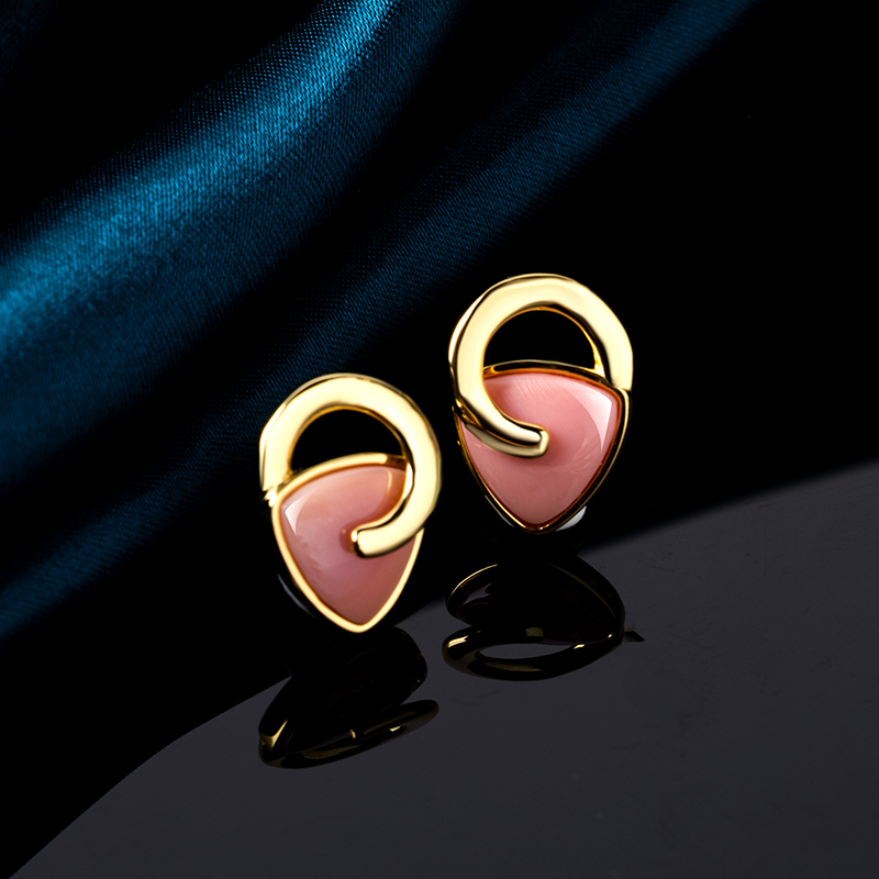Petite Triangle Queen Conch Studs | Unique Chic Design