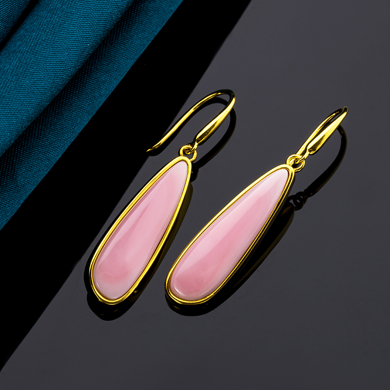 Luxe Queen Conch Teardrop Earrings