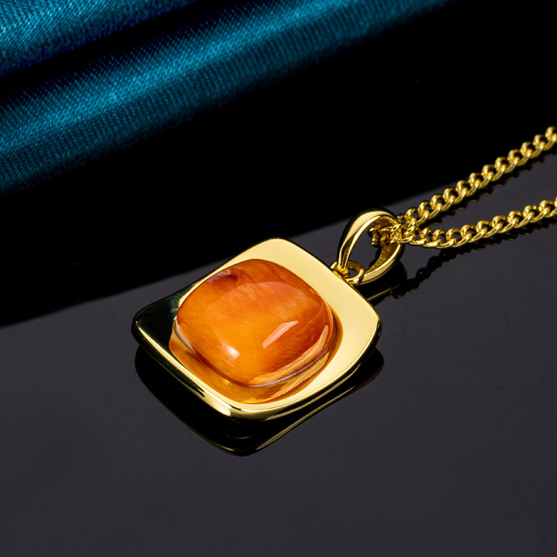 Minimalist Square Spiny Oyster Necklace - 18K Gold Plated Collarbone Chain with Hypoallergenic Finish