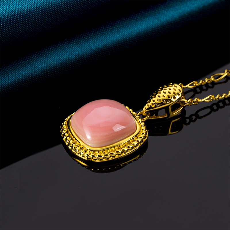 French Vintage Queen Conch Shell Oval Necklace 
