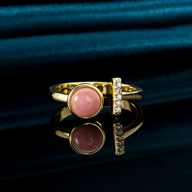 Natural Queen Conch Bar Circle Ring