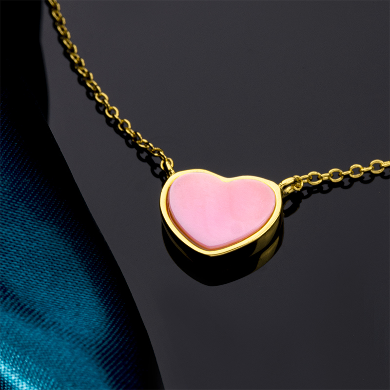 Queen Conch Heart Necklace Natural