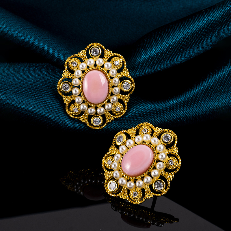 Natural Queen Conch Oval Studs - Antique Royal Style