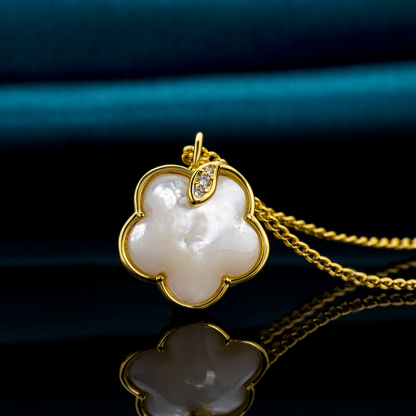 Chic MOP Blossom Necklace - Natural & Modern