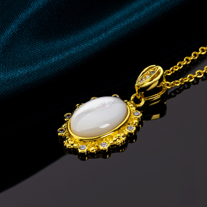 Elegant Oval Natural Mother Pearl Necklace