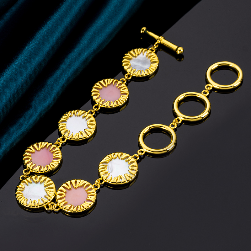 Queen Conch &Mother of Pearl Round Bracelet OT Clasp