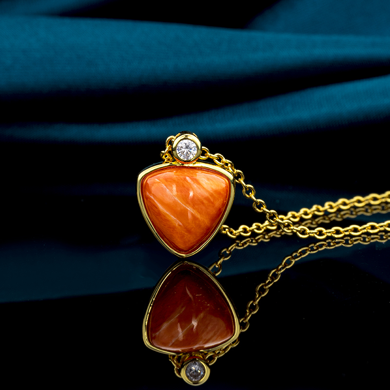 Chic Summer Beach Jewelry: Natural Spiny Oyster Pendant Necklace for Women