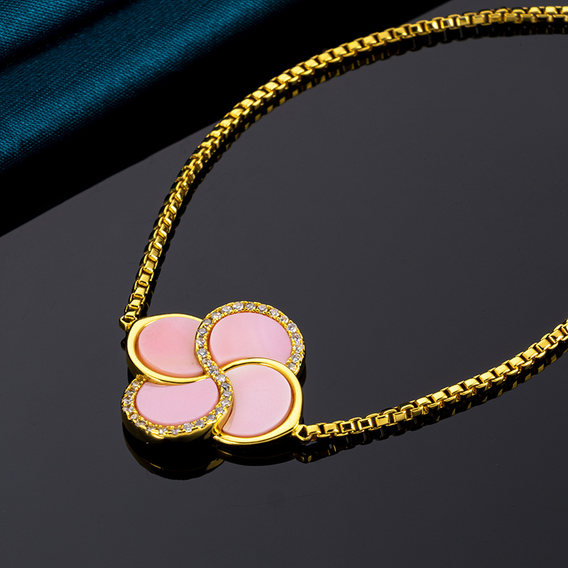 Queen Conch Clover Bracelet | Delicate Pink Minimalist