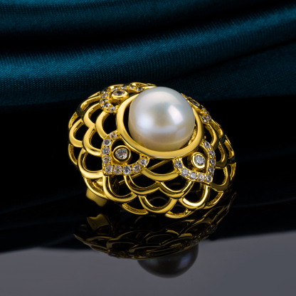 French Elegance Pearl Brooch: 18K Gold Plated