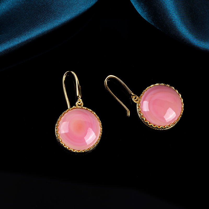 Natural Queen Conch Round Earrings with Royal Crown Design