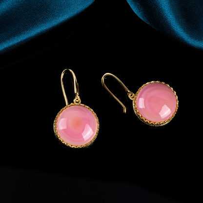 Natural Queen Conch Round Earrings with Royal Crown Design