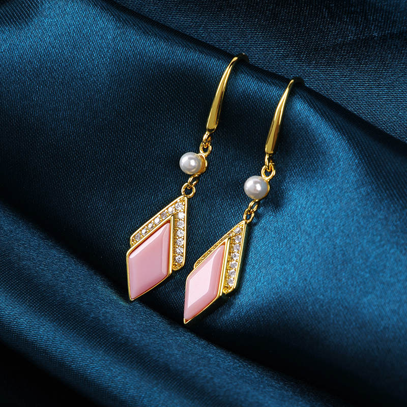 Minimalist Natural Queen Conch Diamond Earrings | Elegant Style 