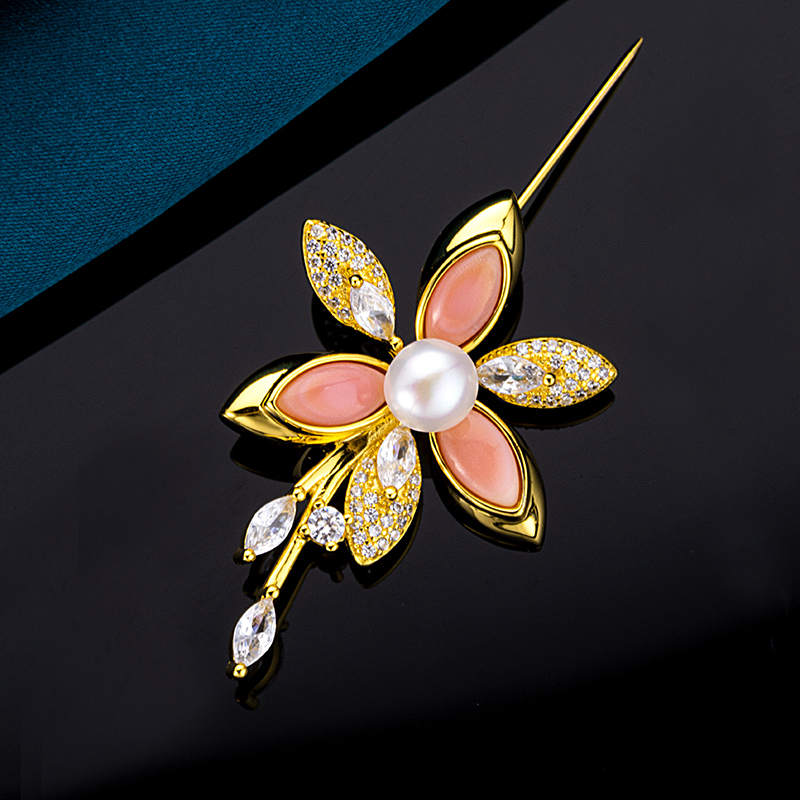 Exquisite Queen Conch Crystal Brooch