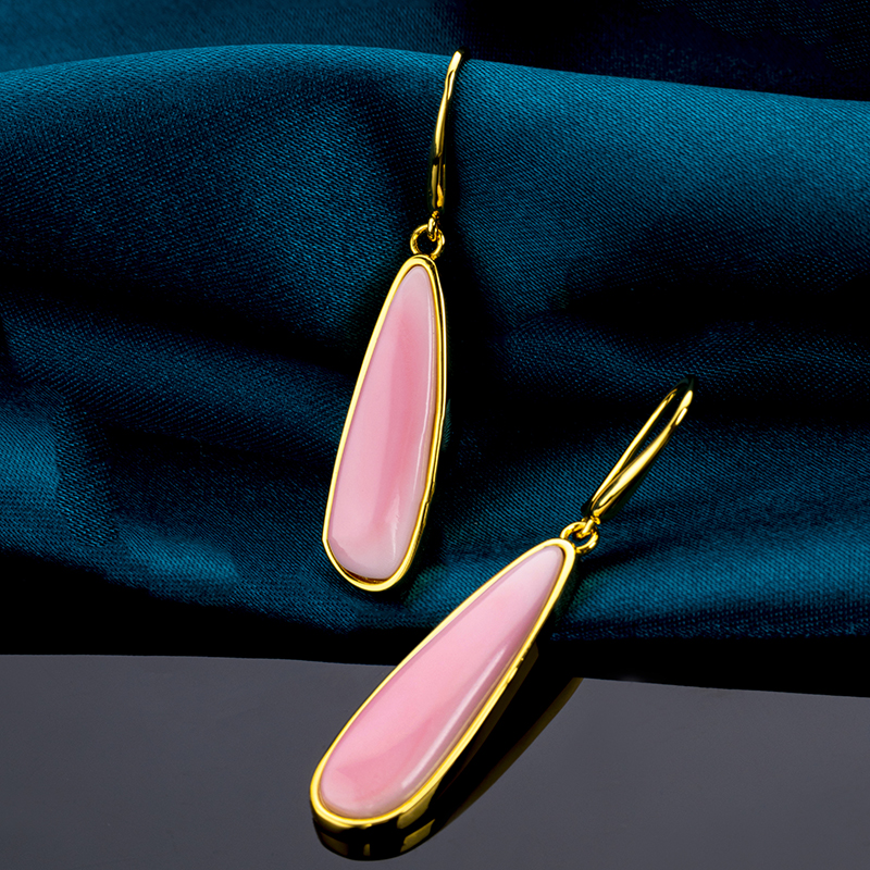 Luxe Queen Conch Teardrop Earrings