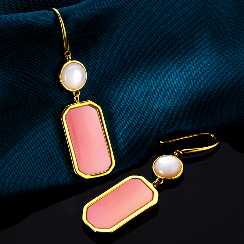 Square Queen Conch Earrings – Minimalist Elegance
