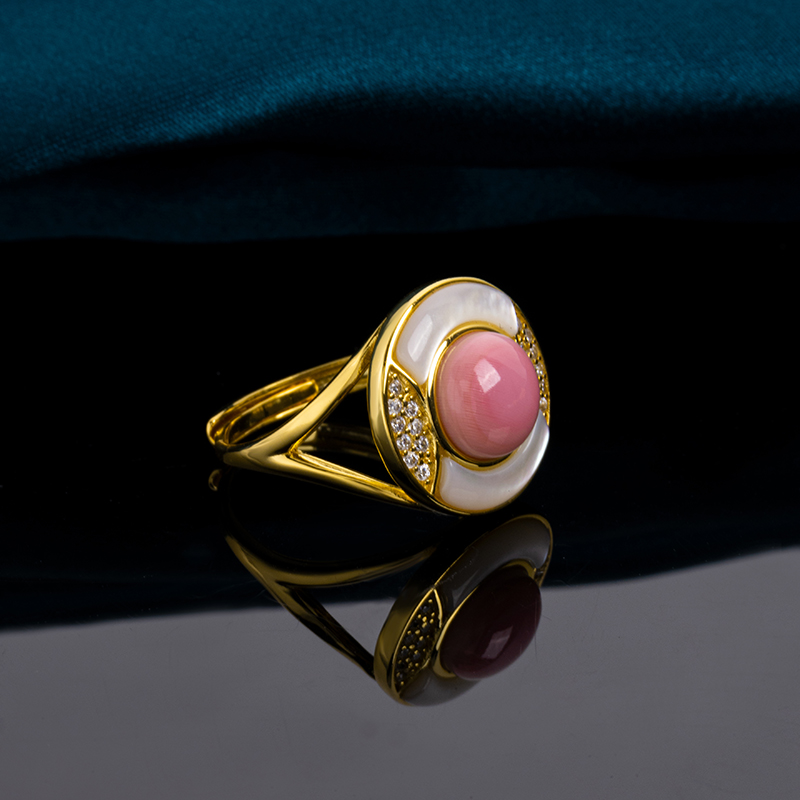 Queen Conch Ring - Opulent Round Shell Jewelry