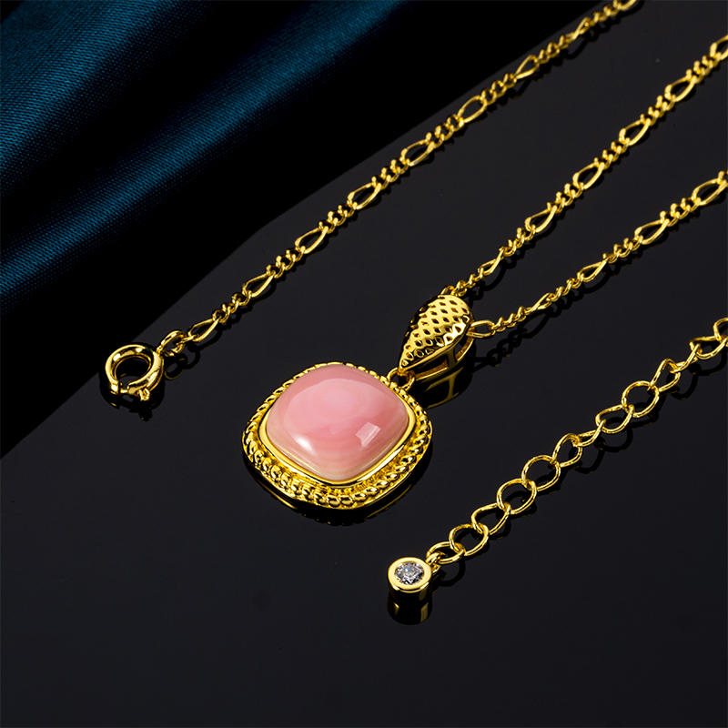 French Vintage Queen Conch Shell Oval Necklace 