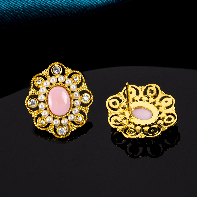 Natural Queen Conch Oval Studs - Antique Royal Style