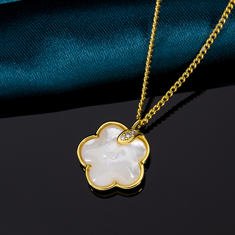 Chic MOP Blossom Necklace - Natural & Modern