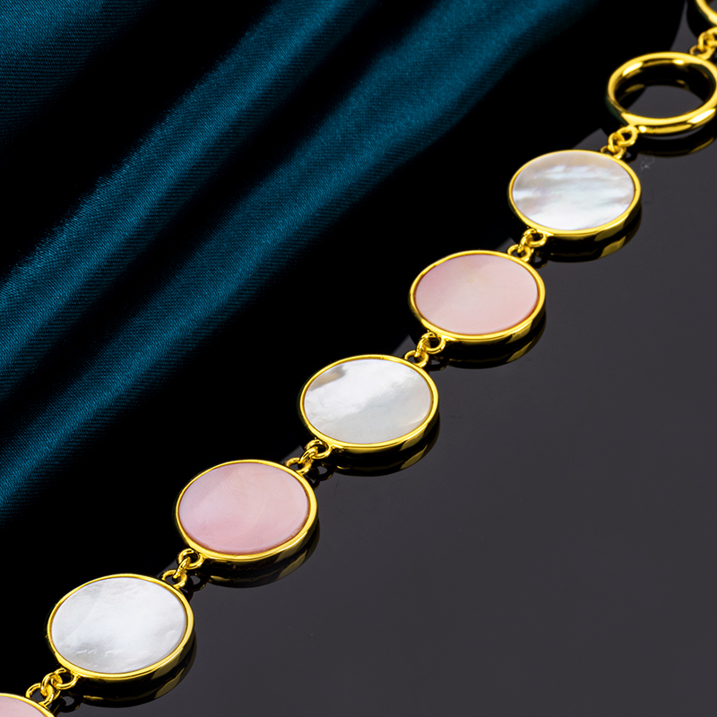 Queen Conch &Mother of Pearl Round Bracelet OT Clasp