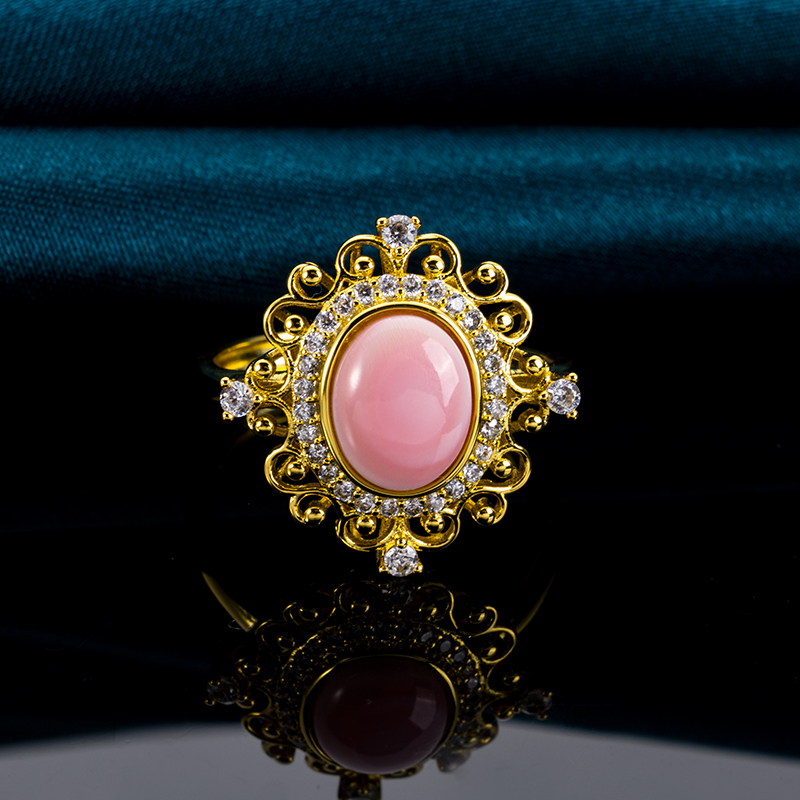 Regal Oval Queen Conch Statement Ring