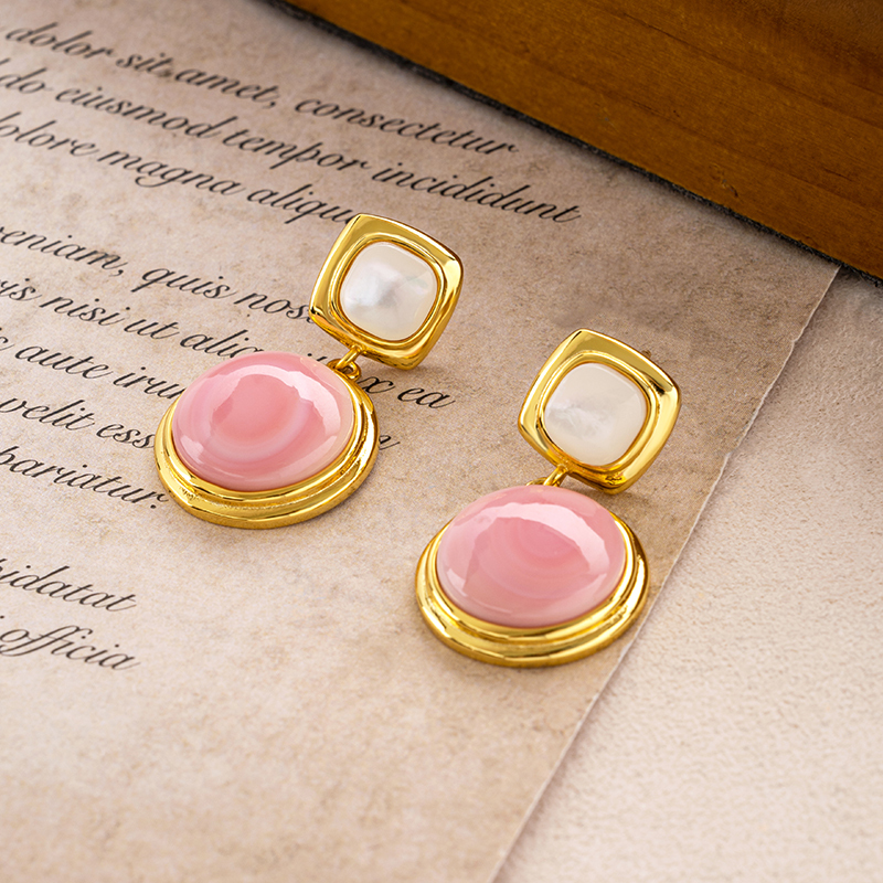 Artisan French Drops: Round Queen Conch, Square White MOP
