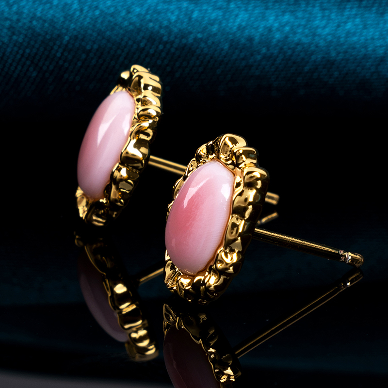 Natural Queen Conch Petite Oval Studs | Lava Texture