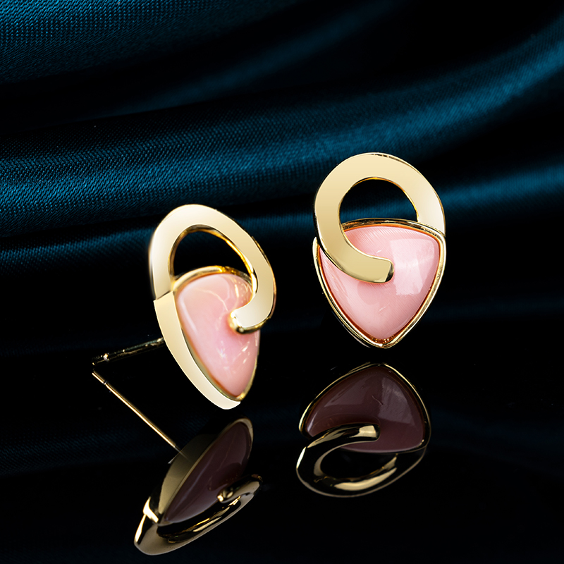 Petite Triangle Queen Conch Studs | Unique Chic Design