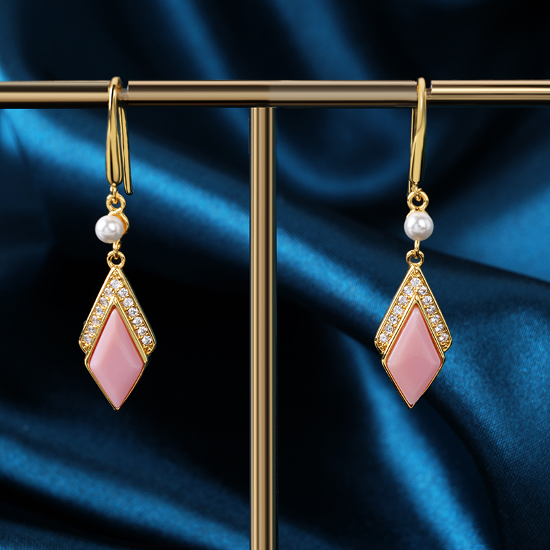 Minimalist Natural Queen Conch Diamond Earrings | Elegant Style 