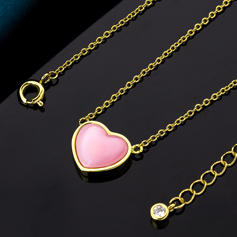 Mini Heart Queen Conch Choker | 18K Gold Plated