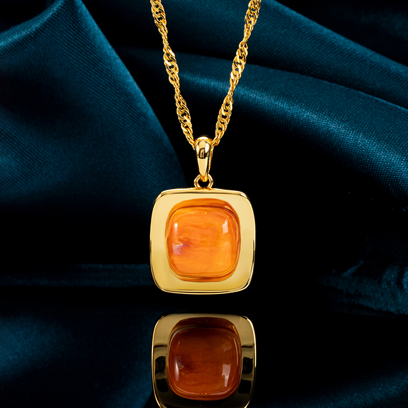 Square Spiny Oyster Cube Necklace – Fashion Shell Choker for Women