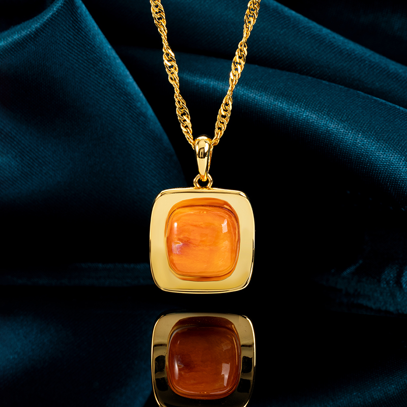 Square Spiny Oyster Cube Necklace – Fashion Shell Choker for Women