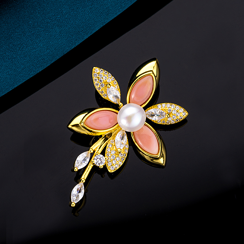 Exquisite Queen Conch Crystal Brooch